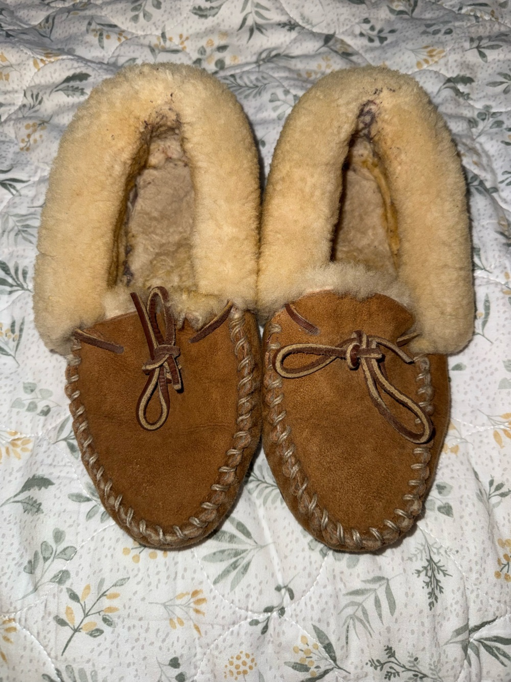 L.L. Bean Chestnut Brown Wicked Shearling Lined Suede Moccasin Slippers W7